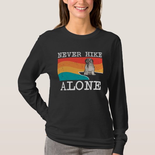 Never Hike Alone Pyrenean Shepherd Graphic Hiking Tシャツ (正面)