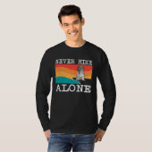 Never Hike Alone Pyrenean Shepherd Graphic Hiking Tシャツ (正面フル)