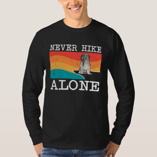 Never Hike Alone Pyrenean Shepherd Graphic Hiking Tシャツ (正面)
