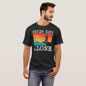 Never Hike Alone Wirehed Pointing Griffonグラフ Tシャツ (正面フル)