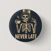 Never Late Funny 3 cm Round Badge 缶バッジ (正面)