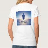 Never Look Backロゴ：未来を受け入れる Tシャツ (裏面)