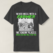 Never Mess With A Farmer We Know Places Where No O Tシャツ (デザイン正面)