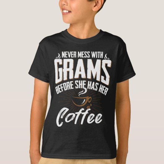 Never Mess With Grams Before She Has Her Coffee Gr Tシャツ (正面)