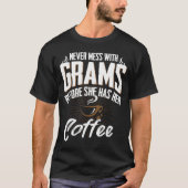 Never Mess With Grams Before She Has Her Coffee Gr Tシャツ (正面)