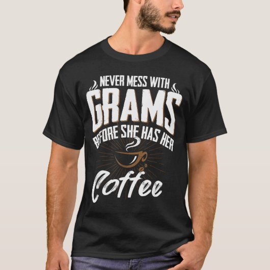 Never Mess With Grams Before She Has Her Coffee Gr Tシャツ (正面)