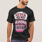Never mess with GRANDMA befoe she has her coffee b Tシャツ (正面)