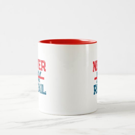 Never Pay Retail – Bold Shopper Statement Tee ツートーンマグカップ (中央)