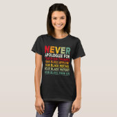 Never Say Black History Month BLMメラニンPr Tシャツ (正面フル)