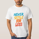 Never Settle For Less – Motivational Quote Tシャツ (正面)