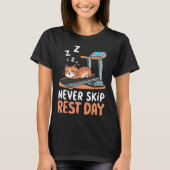 Never Skip Rest Day Funny Bodybuilding Cat Workout Tシャツ (正面)