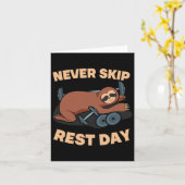 Never Skip Rest Day Sloth Gym Workout Lifting Body カード (黄色い花)