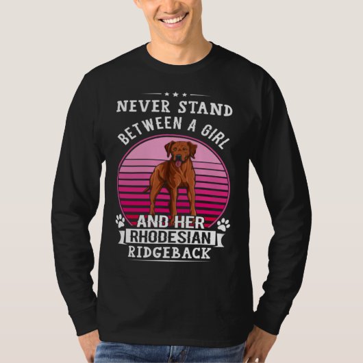 Never Stand Between A Girl And Her Rhodesian Ridge Tシャツ (正面)