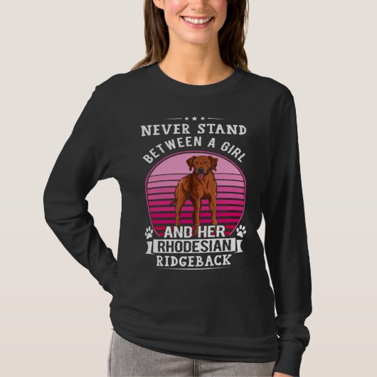 Never Stand Between A Girl And Her Rhodesian Ridge Tシャツ (正面)