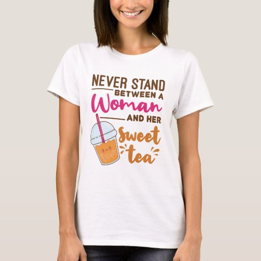 Never Stand Between a Woman and Her Sweet Tea Tシャツ (正面)
