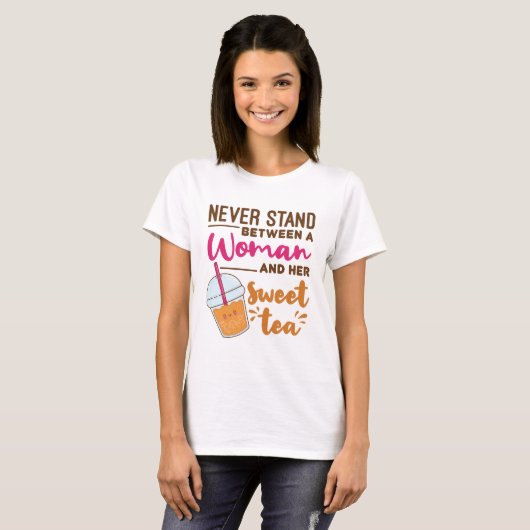 Never Stand Between a Woman and Her Sweet Tea Tシャツ (正面フル)
