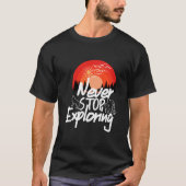 Never Stop Exploring Retro Sunset Hiking Adventure Tシャツ (正面)