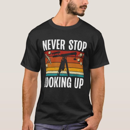 Never Stop Looking Up Space Science Solar System Tシャツ (正面)