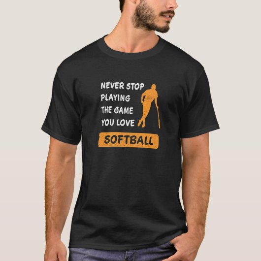 Never stop playing the game you love Softball Sayi Tシャツ (正面)