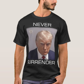 Never Surrender - トランプのマグショット(白文字) Tシャツ