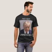 Never Surrender - トランプのマグショット(白文字) Tシャツ (正面フル)