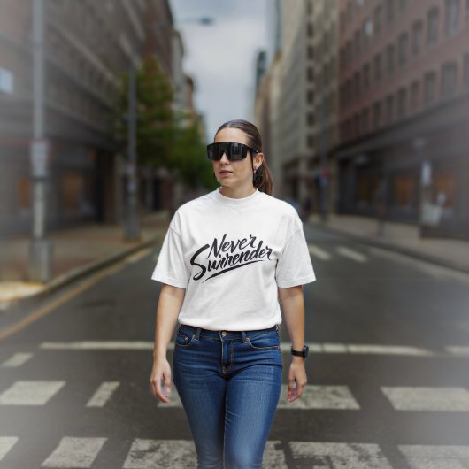 Never Surrender Tシャツ