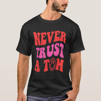 Never Trust a Tomかわいいおもしろいことわざグラフィックデザイン Tシャツ