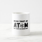 NEVER TRUST AN ATOM コーヒーマグカップ (中央)