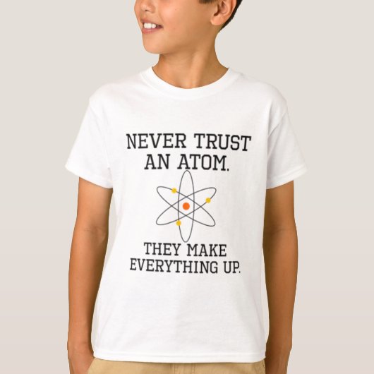 Never Trust An Atom – 科学おもしろい Tシャツ (正面)
