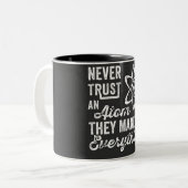 Never Trust An Atom, They Make Up Everything ツートーンマグカップ (正面左)