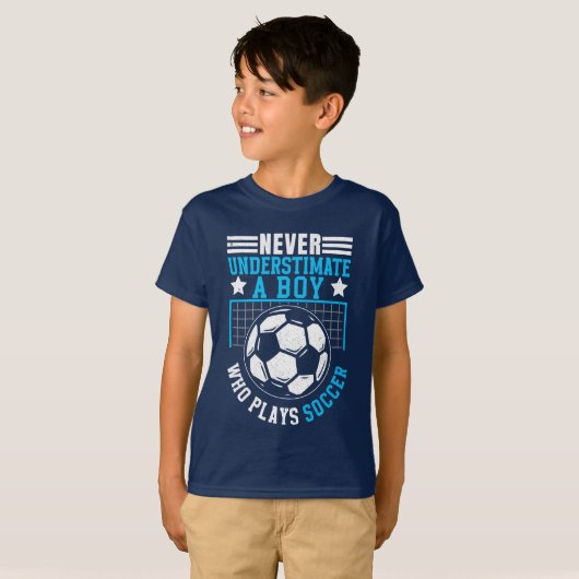 Never Underestimate a Boy Who Plays Soccer Tシャツ (正面フル)