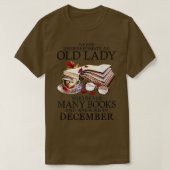 Never Underestimate A December Lady Who Reads Many Tシャツ (デザイン正面)