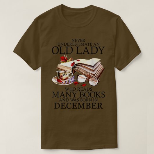Never Underestimate A December Lady Who Reads Many Tシャツ (デザイン正面)