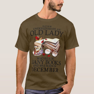 Never Underestimate A December Lady Who Reads Many Tシャツ