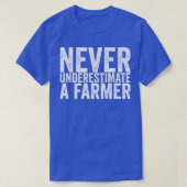 Never Underestimate A Farmer Funny Tシャツ (デザイン正面)