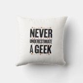 never underestimate a geek クッション (裏面)