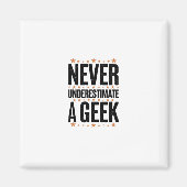 never underestimate a geek マグネット (正面)