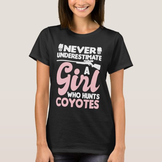 Never Underestimate A Girl Who Hunts Coyotes Coyo Tシャツ (正面)
