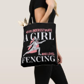 Never Underestimate A Girl who Loves Fencing Gift トートバッグ (クローズアップ)