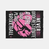 Never Underestimate A Girl Who Plays Bysketbyll フリースブランケット (正面(横))