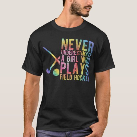 Never Underestimate A Girl WHO Plays Field Hockey Tシャツ (正面)