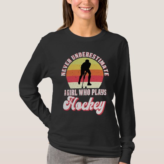 Never Underestimate A Girl Who Plays Hockey Retro  Tシャツ (正面)