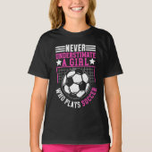 Never Underestimate a Girl Who Plays Soccer  Tシャツ (正面)