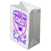 Never Underestimate A Girl Who Plays Softball   ミディアムペーパーバッグ (正面アングル)