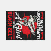 Never Underestimate A Girl With A Black Belt Karat フリースブランケット (正面(横))