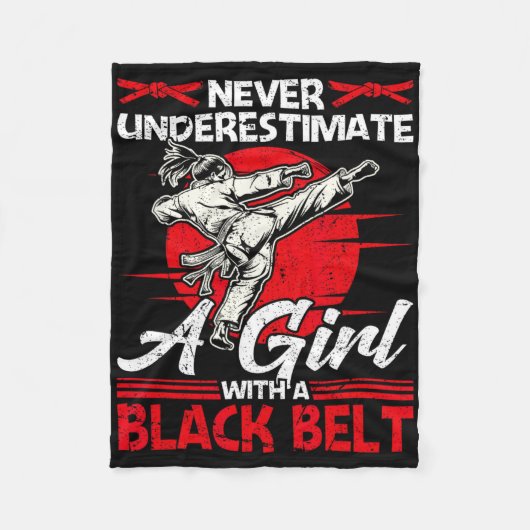 Never Underestimate A Girl With A Black Belt Karat フリースブランケット (正面)