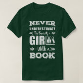 Never Underestimate A Girl With A Book Bookworm Bo Tシャツ (デザイン正面)