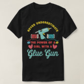Never Underestimate A Girl with A Glue Gun  Crafty Tシャツ (デザイン正面)
