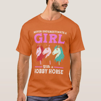 Never Underestimate A Girl With A Hobby Horse frie Tシャツ
