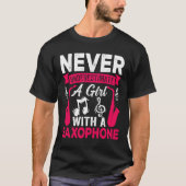 Never Underestimate a Girl with a Saxophone Saxaph Tシャツ (正面)